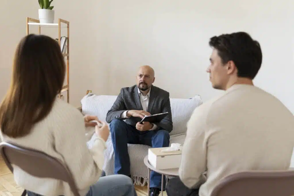Frau und Mann während Therapiesitzung mit Therapeuten
